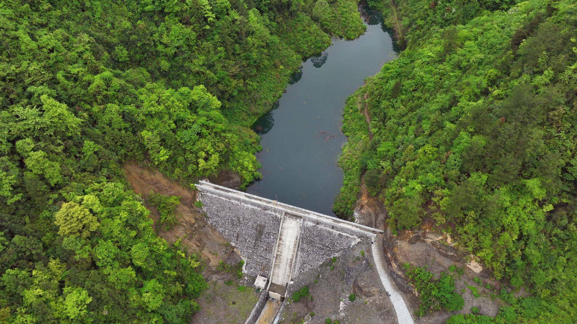 水到渠成 惠及万人 ——建始业州镇寨坡村小沟塘堰引水工程投入使用