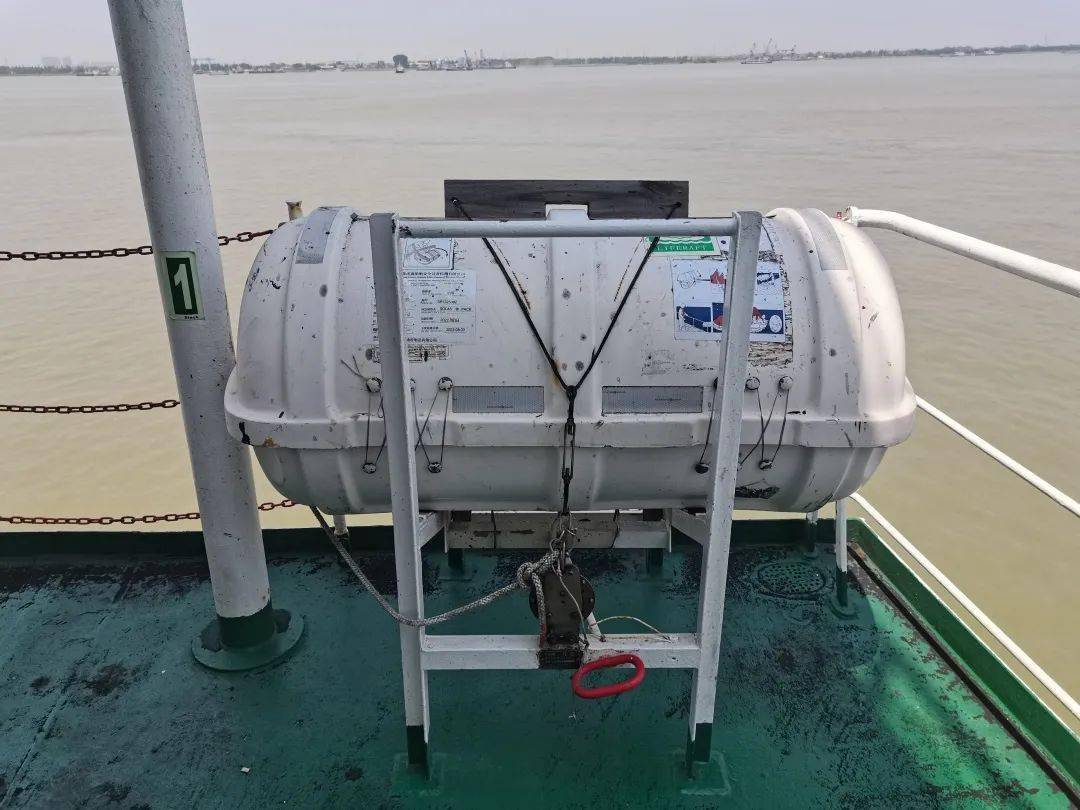 在救生筏检查中发现,对于静水压力释放器(thanner型),首缆及易断绳的