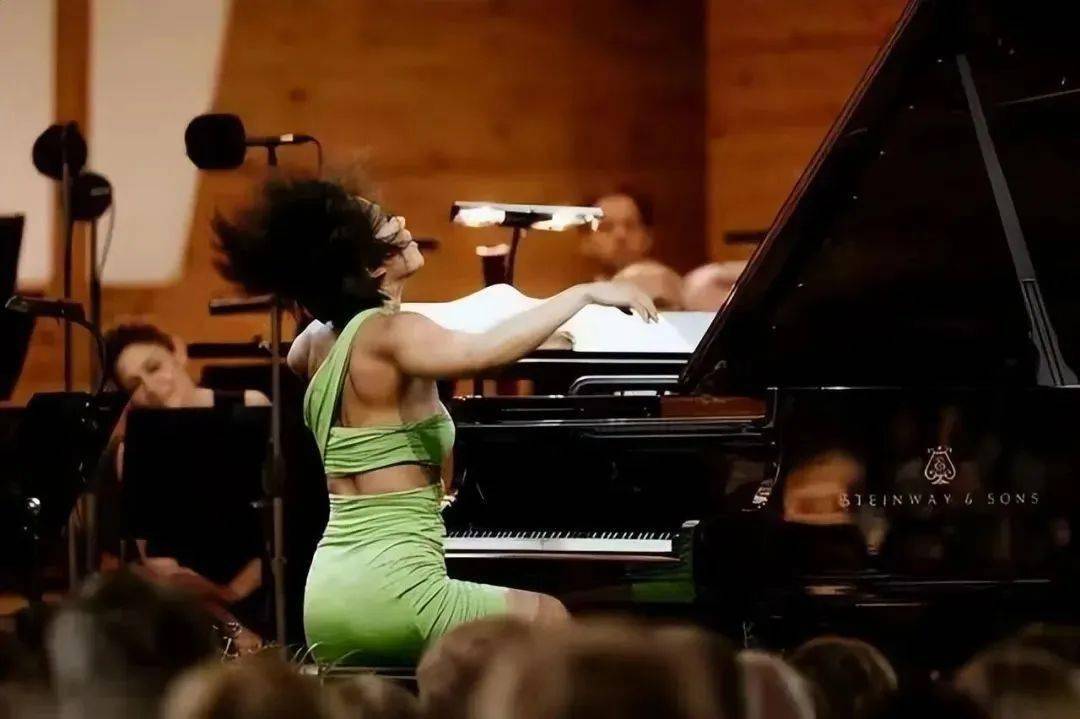 至于高跟鞋,那是红毯明星都劝退的程度,这么高的鞋跟,踩钢琴踏板真的