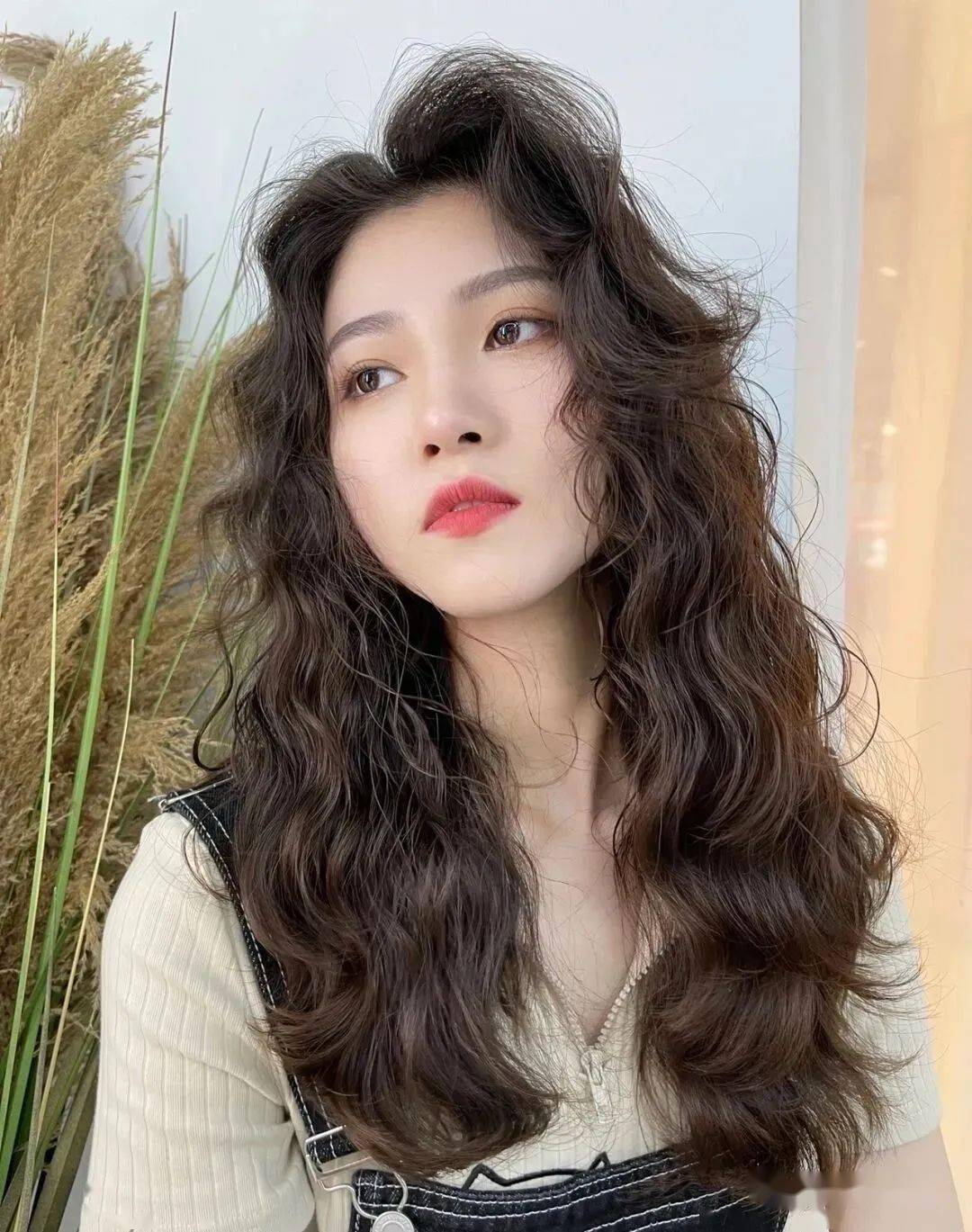 简约大方不做作中长发烫个复古卷搭配侧分刘海妥妥的港风女神气质