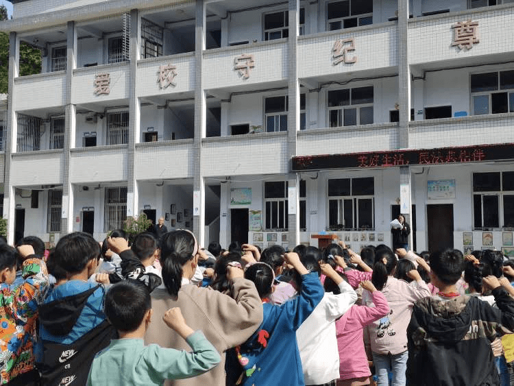 利川市:五月普法有"典"热