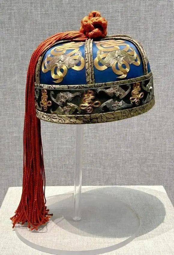 便帽也称"小帽",俗称"瓜皮帽",亦叫"帽头儿",是清代最为常见的一种