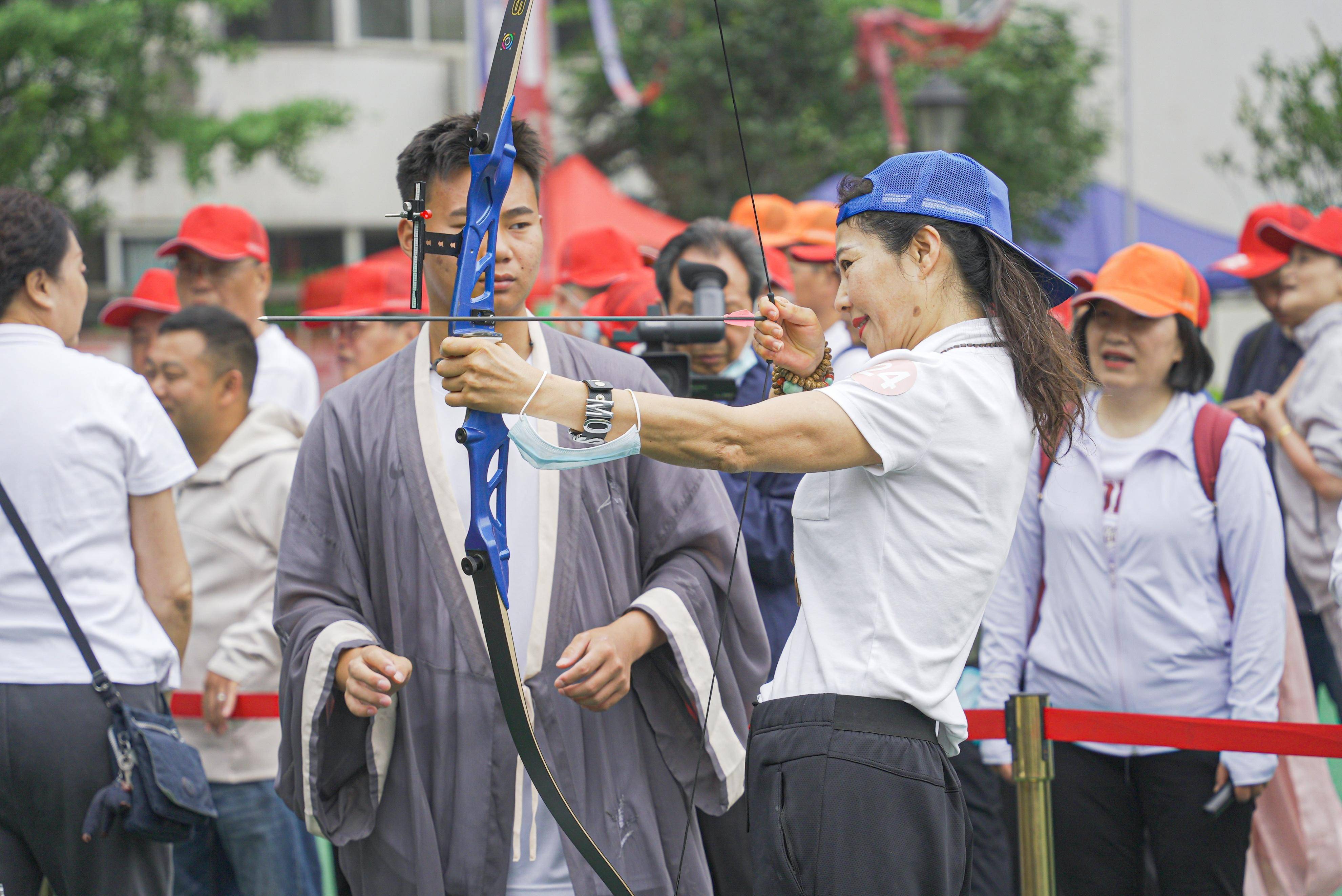 当成都老人遭遇古代运动会 热情高涨 活力四射