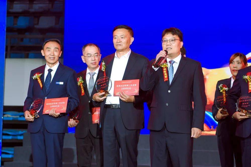 施正泉,刘拓为30位获奖者颁奖颁发第二届如东企业优秀县外员工奖据悉