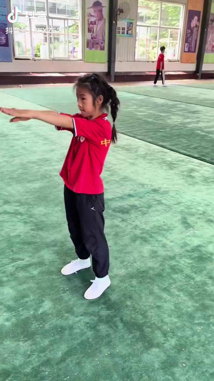 爱翻跟头的小女孩