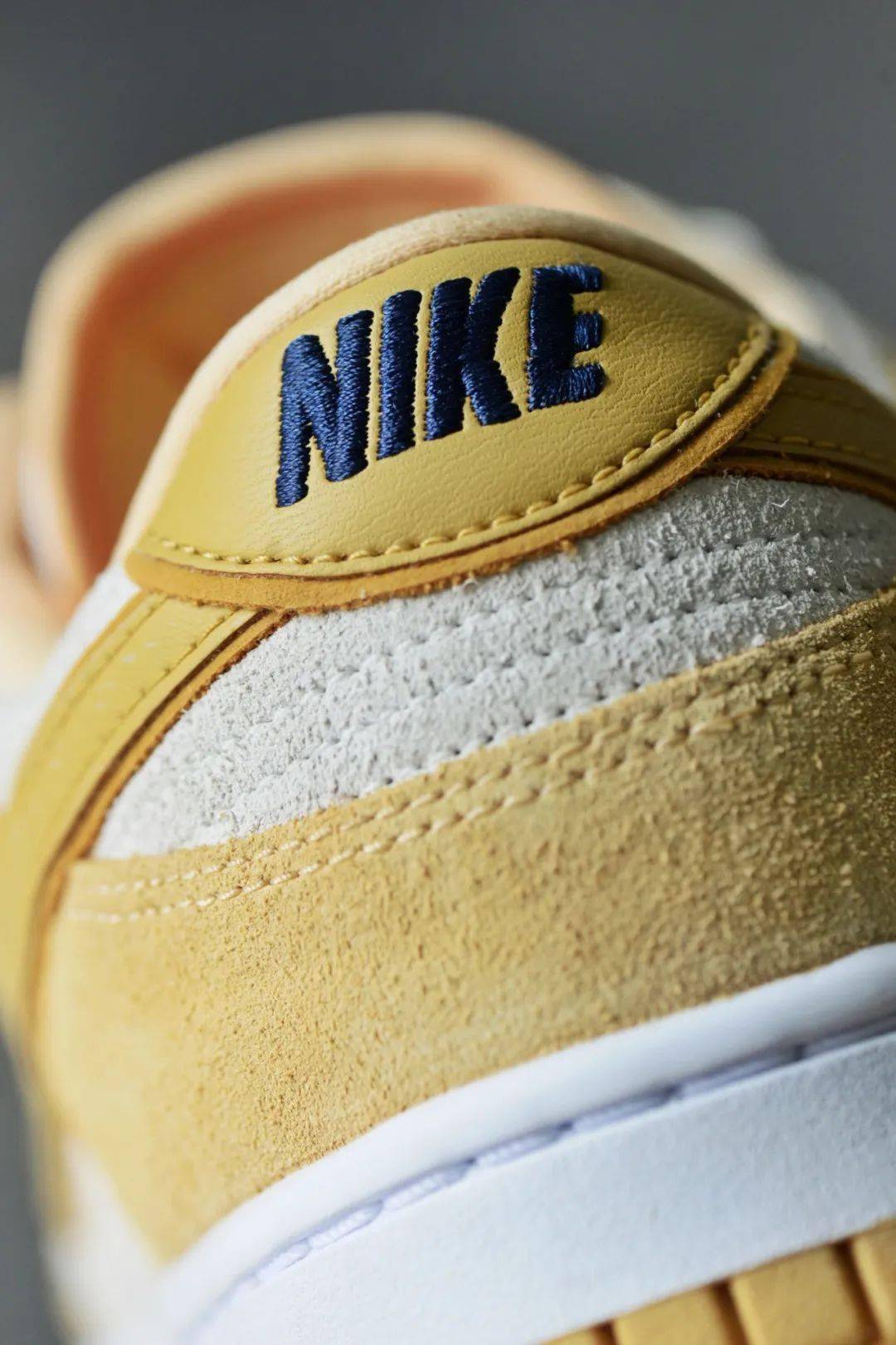 wmns nike dunk low lx "gold suede"|soar 限量发售_搭载_白色_经典