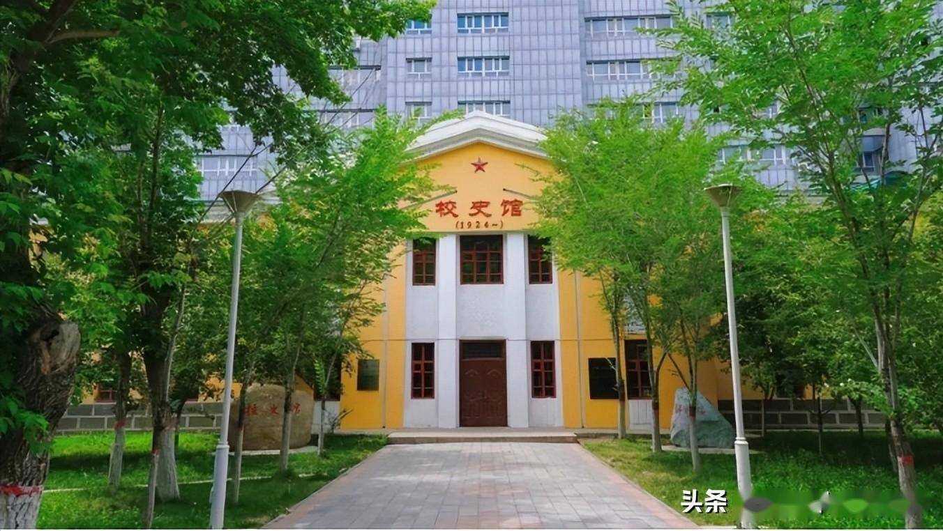新疆大学校史馆位于乌鲁木齐市天山区胜利路666号新疆大学红湖校区内