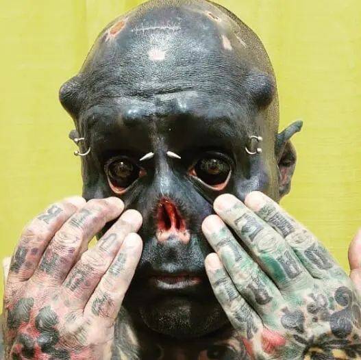 梦想变成半兽人:男子全身99%布满刺青,割鼻改造,称扎针上瘾会继续