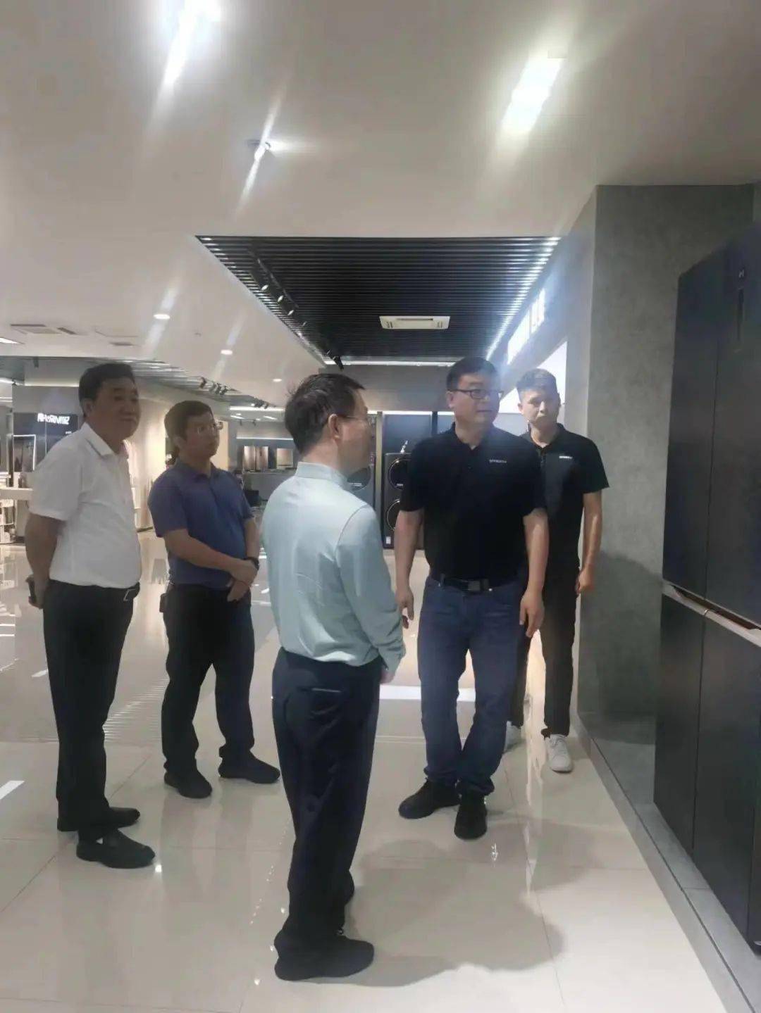 赣州市政府驻上海联络处派员陪同安远县委书记杨有谷一行在南京市