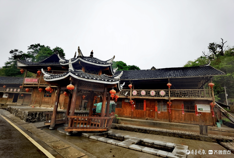 湖南隆回县的花瑶古寨,云雾缭绕_李春英