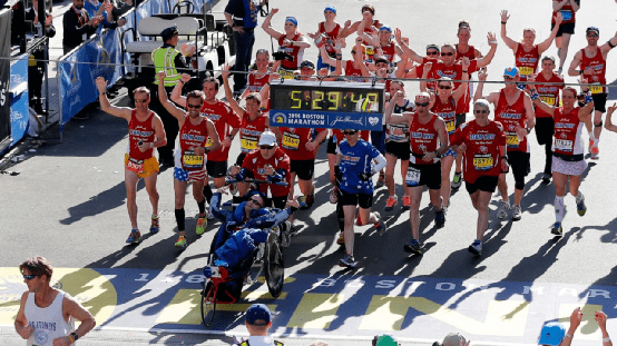 由于迪克年事已高,2015年,瑞克由team hoyt团队成员lyons推着完成了