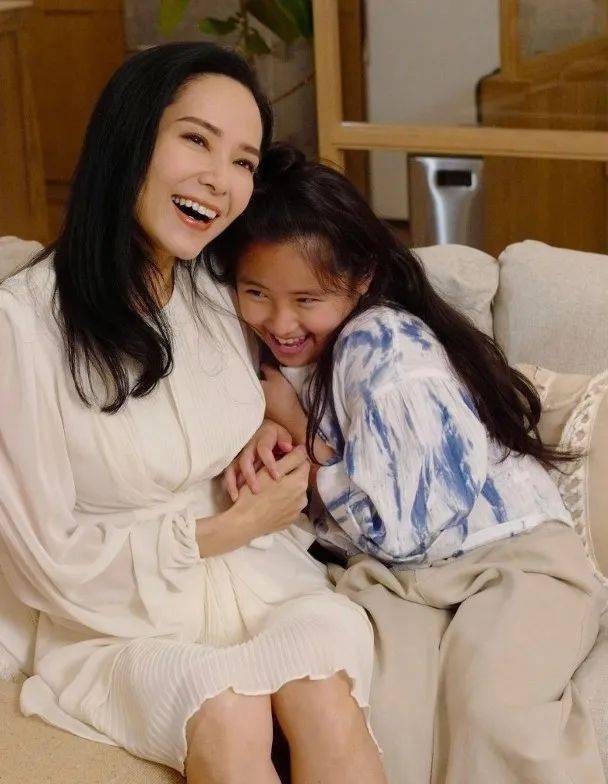 郭羡妮陪女儿庆生 母女熘冰场献技_kylie_冰番_怀旧