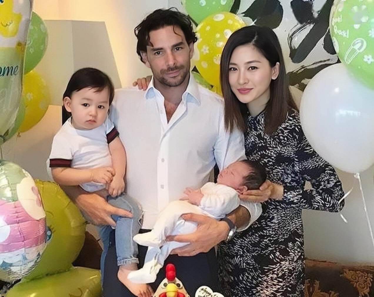 身材前凸后翘,两度原谅丈夫出轨_周汶锜_周励淇_julien