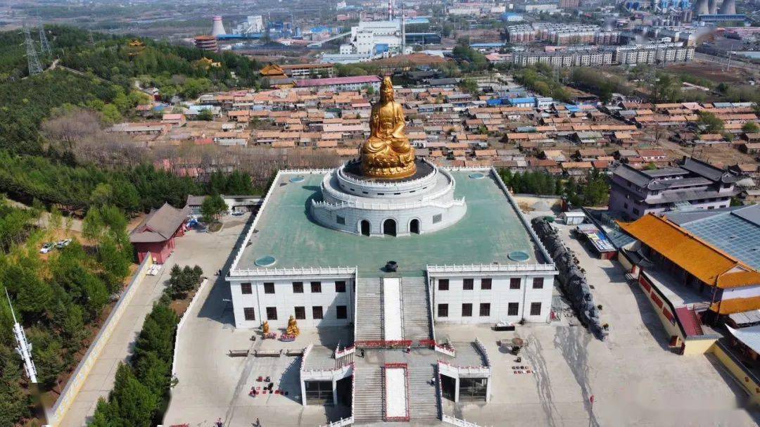 園區佔地128公頃,內有北普陀寺,三寶寺和露天大佛,菩薩塑像.