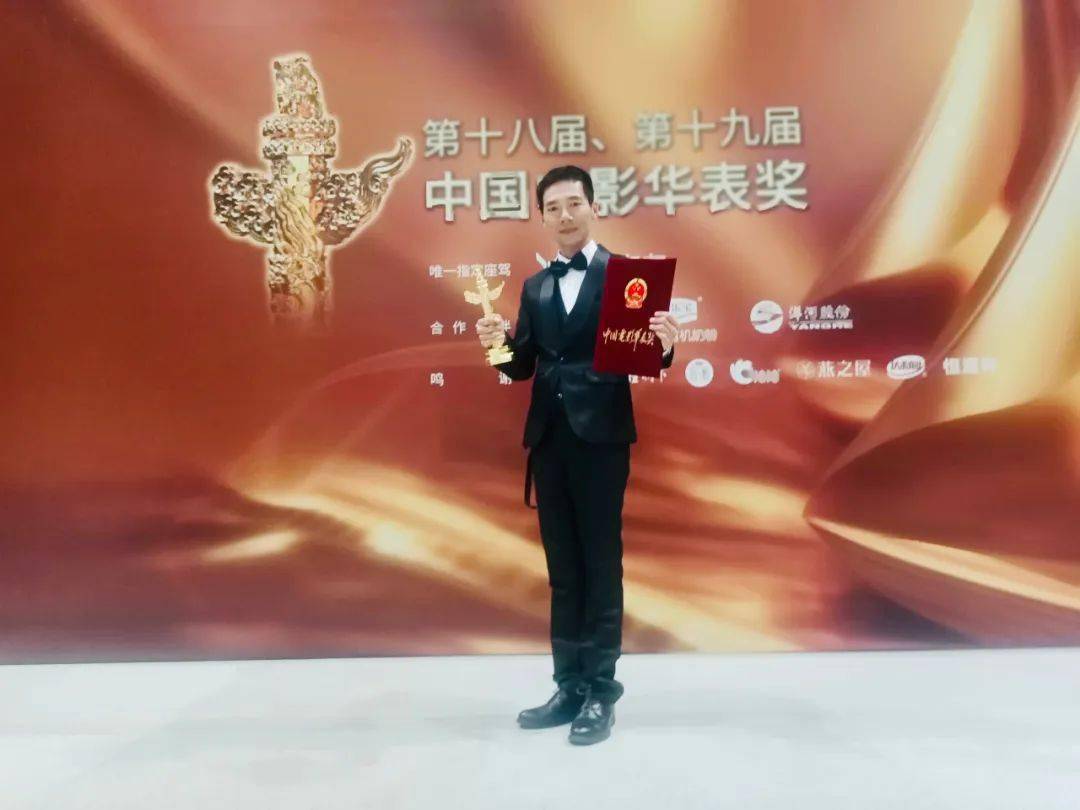 其中,由西北大学艺术学院青年教师张磊(张忠华)编剧兼导演的电影《树