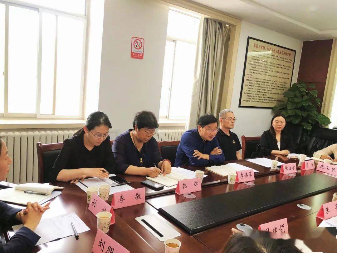 会上,即将到宣传部交流挂职的4名青年骨干教师孙婷,周宁,史玉琴和