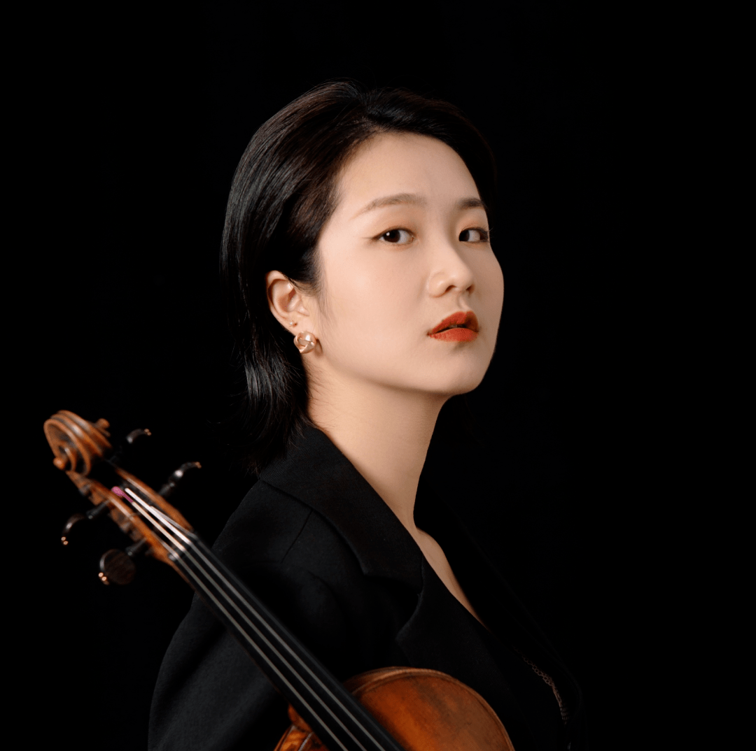 演出人员介绍6月11日晚,旅美小提琴演奏家徐敏嘉与旅美青年钢琴家朱菡