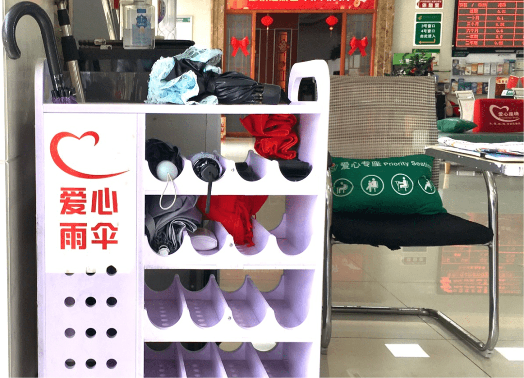 和过去不同,这里在保安员门卫处加设了专门的"爱心雨伞"取用(存放)柜