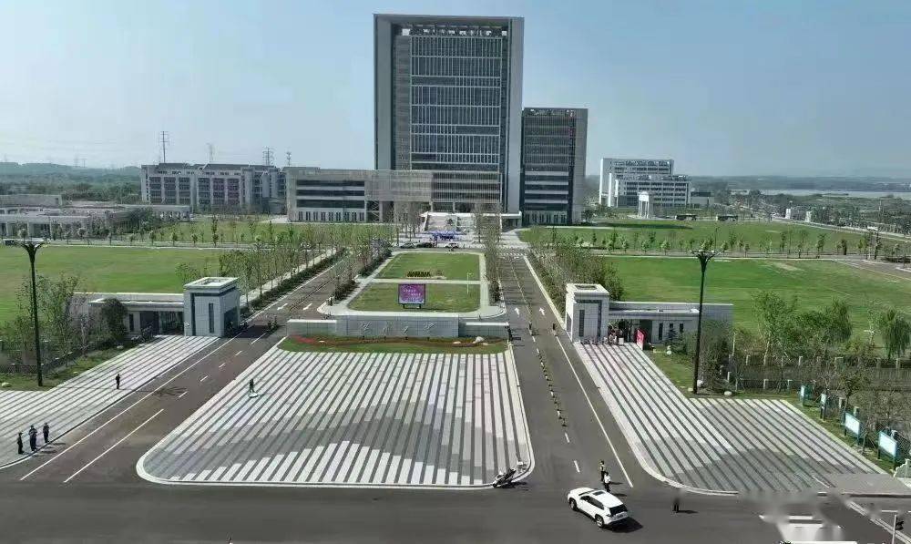 地块所在的王婆河以东地区是宜兴市城市向东发展的门户区域,位于东氿