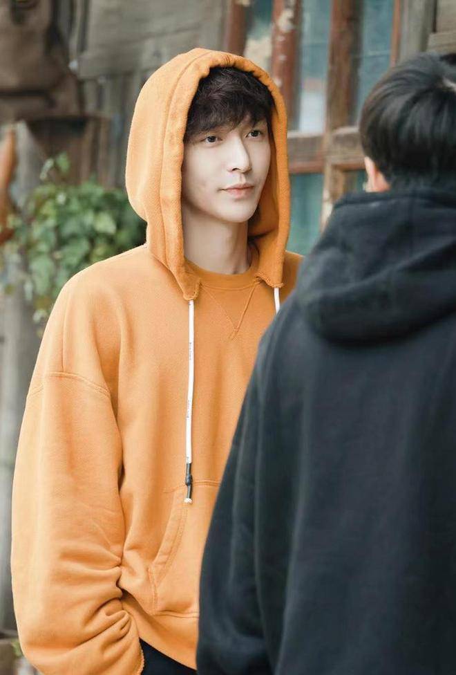 张艺兴大胆直言,彭昱畅端水小心翼翼,背后是高咖位的有恃无恐_黄磊