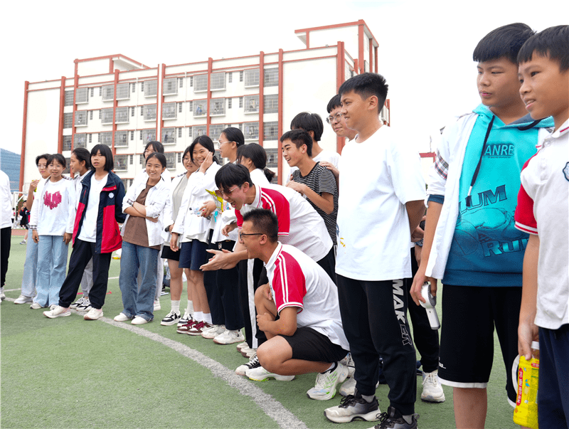 绽放青春 驰骋赛场——兴义市昌文中学第十届校运会开幕_运动会_方队