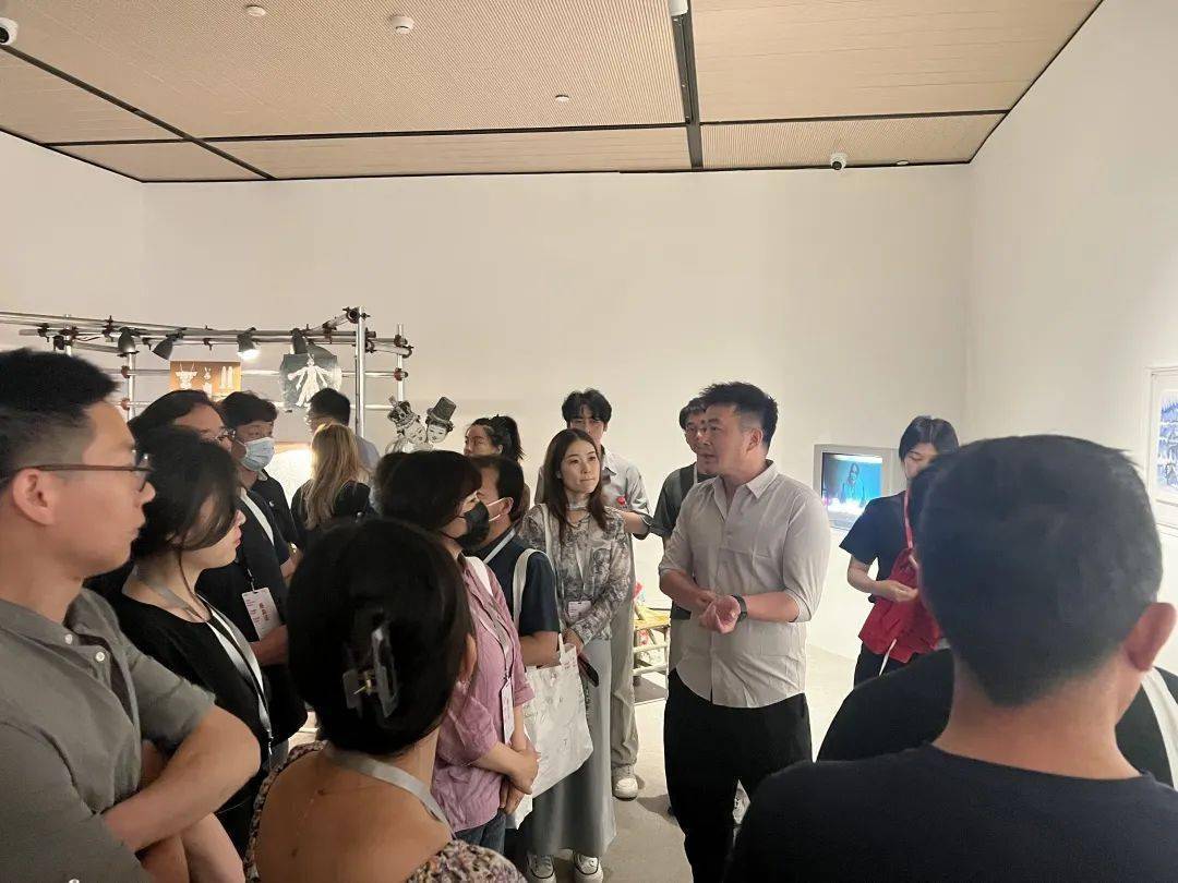 我校顺利举办"院长带看毕业展"活动_就业_艺术_建筑设计院