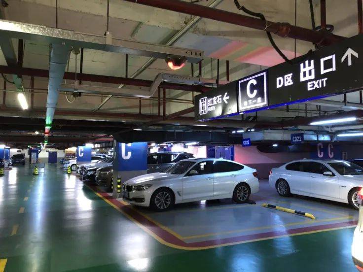 厦门这些商场停车场好像迷宫_地下_标识物_车位