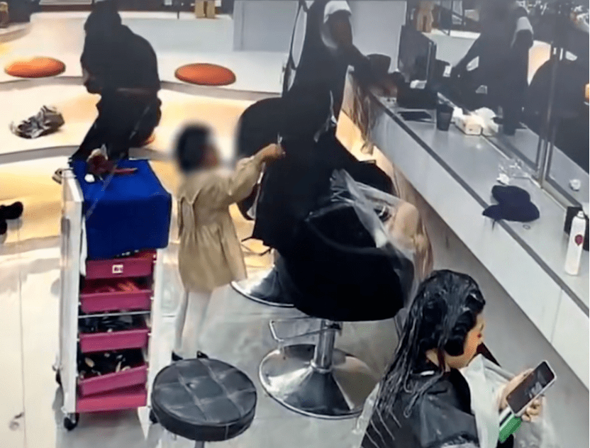 热搜第一！女童剪了一撮头发家长赔了1万多，网友吵翻_手机搜狐网