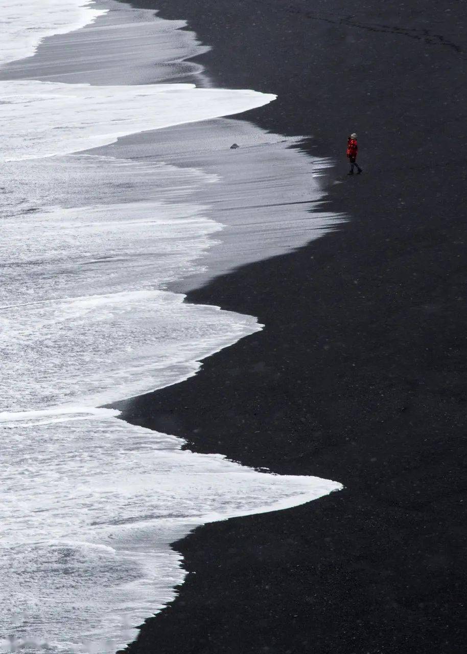 在冰岛众多黑沙滩中冷酷到连沙滩都是黑色的世界尽头的仙境有多冷酷呢