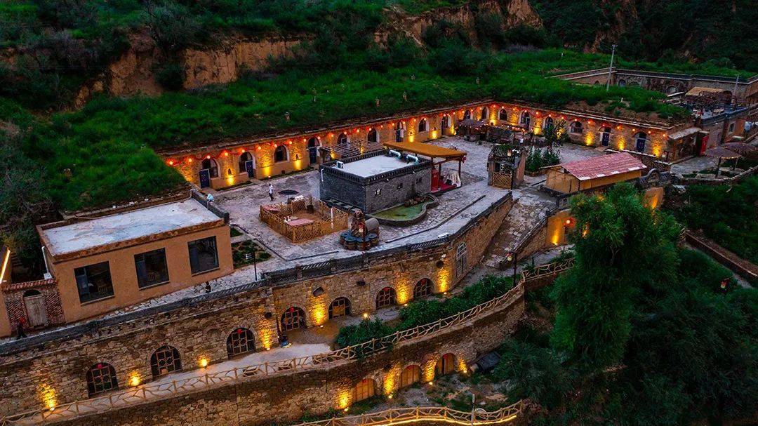 同样,受到"头雁"项目培训中"窑洞民宿文化旅游"的启发,榆阳区青云镇尤