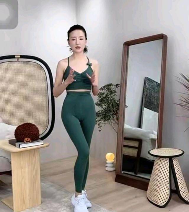 43岁女星穿瑜伽裤直播被质疑擦边细心网友提醒穿反了泛亚电竞(图5)