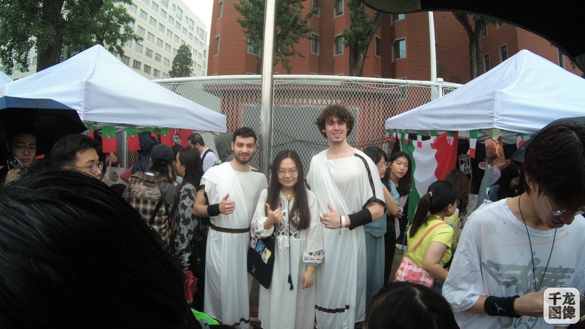 北京语言大学举办世界文化节 雨中感受多元文化魅力_中国_青年_学子
