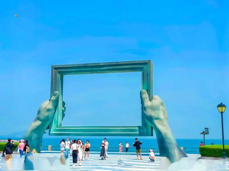 很值得打卡的地标,是一个超大的相框,很多人来这里打卡拍照,在这里看