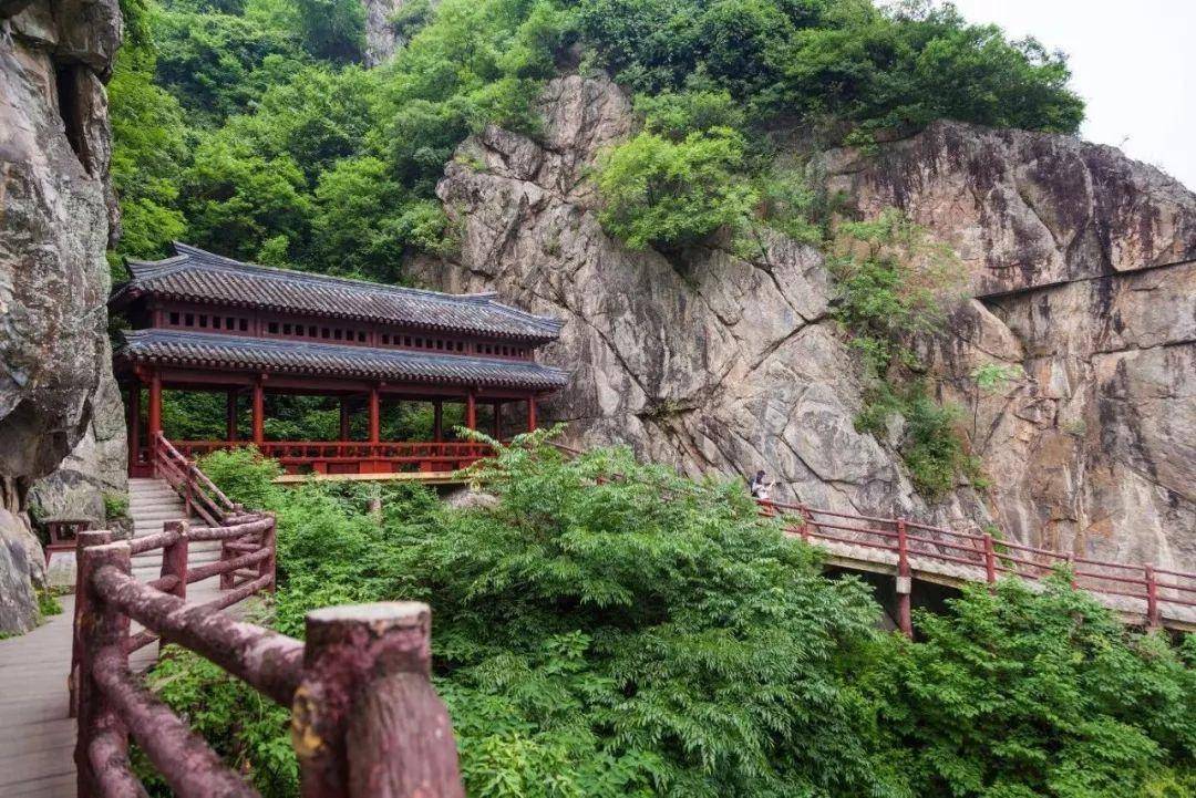 漢王兩山高聳屹立景區內綠樹成蔭,風景秀麗兩漢三國文化為一體石門