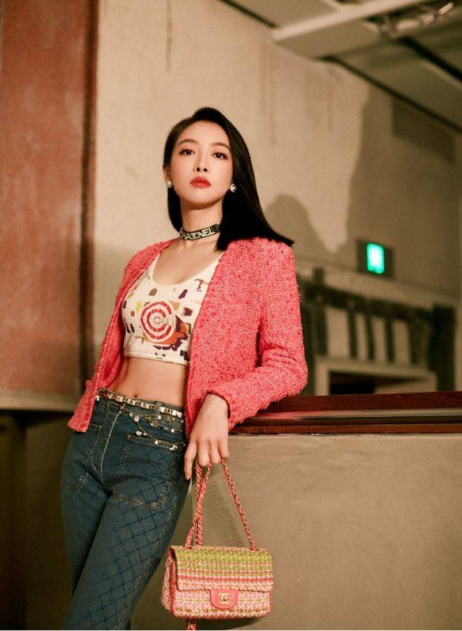 宋茜不愧是"元老级别"的女团,背心打底配西装,马甲线清晰可见_服装