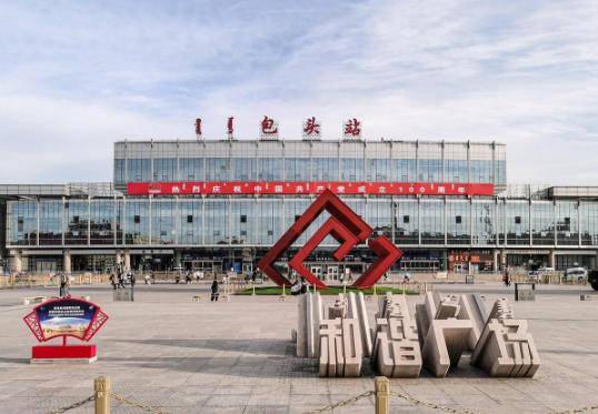 经济上，包头和鄂尔多斯可以和省会城市呼和浩特相抗衡。相比其他省份，