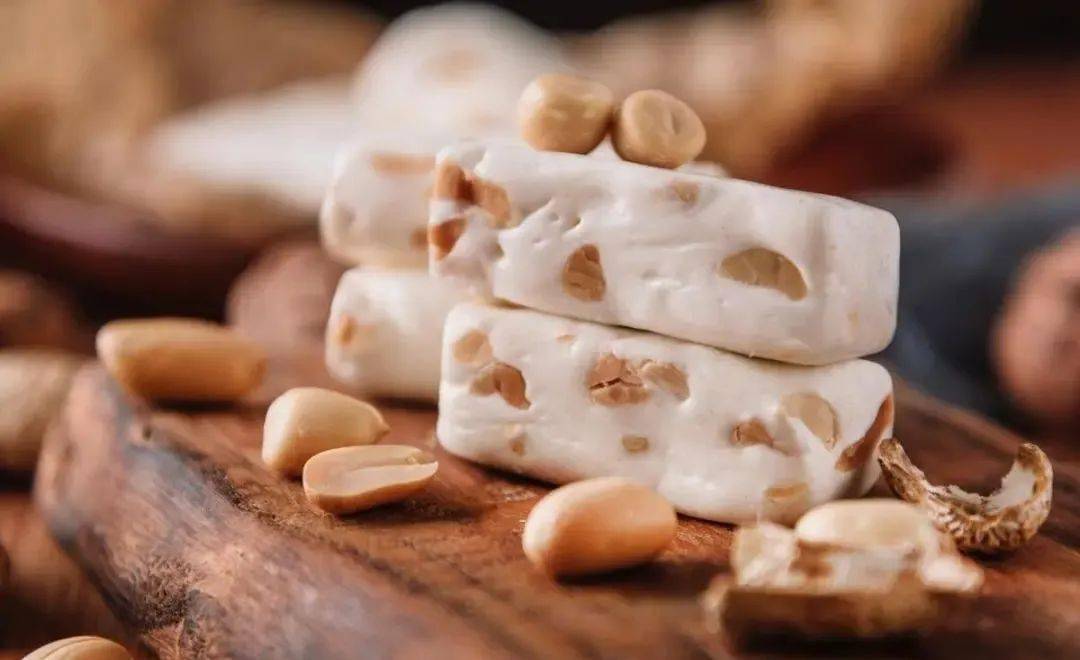 牛轧糖(niú gá táng)随着"肉脯类零食"的普及,这个字越来越不容易