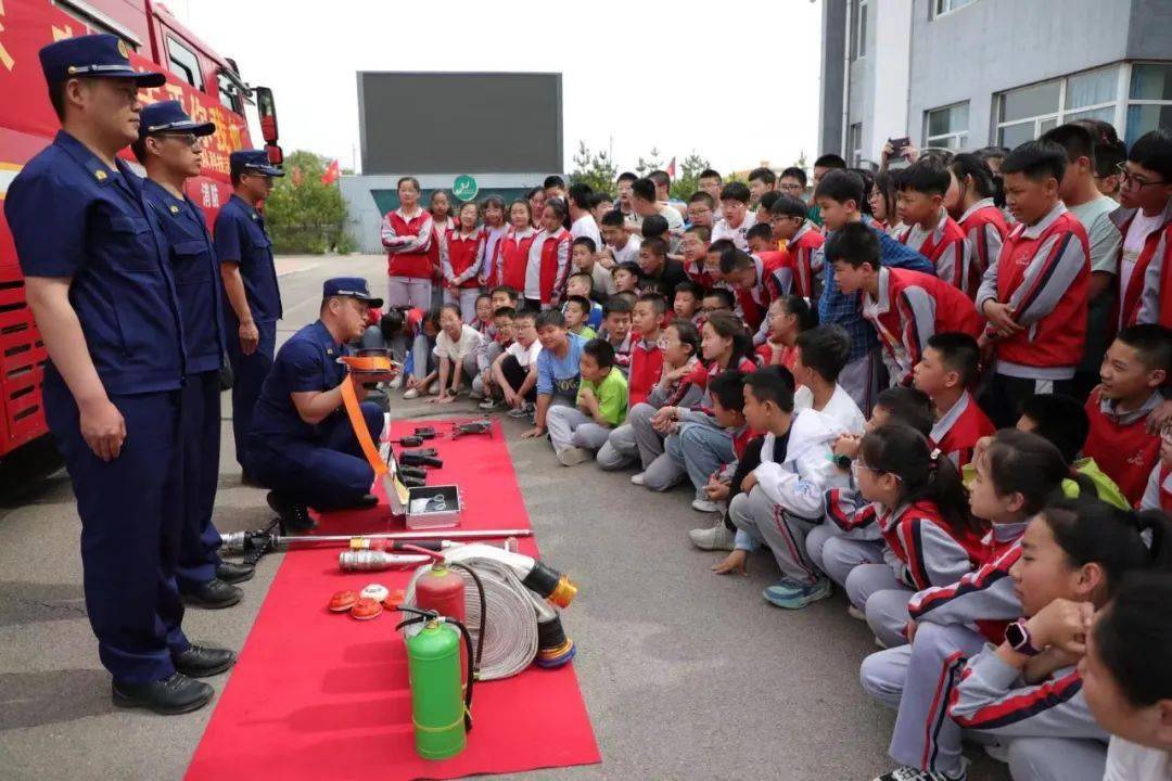 活动现场,左云大队工作人员通过发放宣传资料,展示消防车辆,无人机及