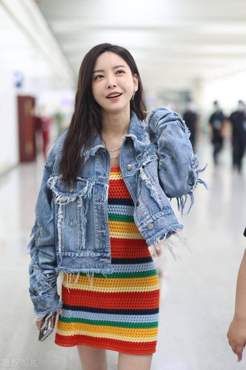 于文文街拍:长发披肩艳丽短裙夺目_山东省_济南_机场