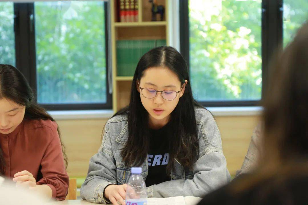 首先,九年级备课组的黎志刚,孙佳老师就本节课的设计初衷以及课后反思