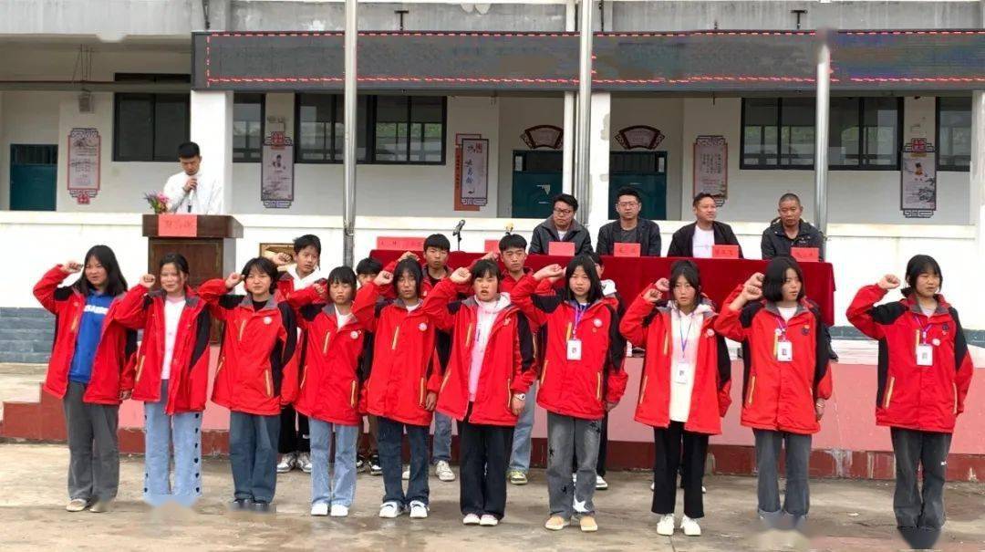 彝良县树林乡中学举行"学习二十大 永远跟党走 奋进新征程"主题教育