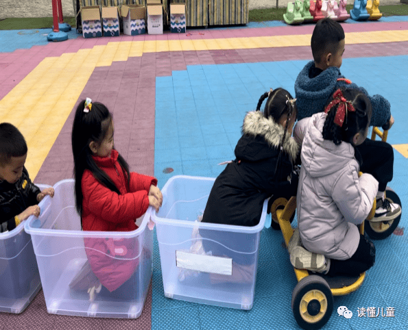 孩子们自己做了辆能逛遍幼儿园的小火车!_纸箱_谨煜_游戏