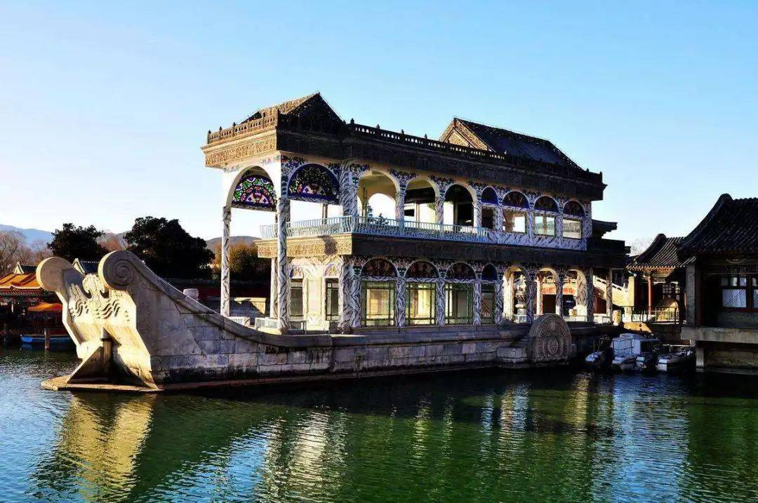 《琵琶行》舫是仿照船的造型,在园林的水面上建造起来的一种船型建筑