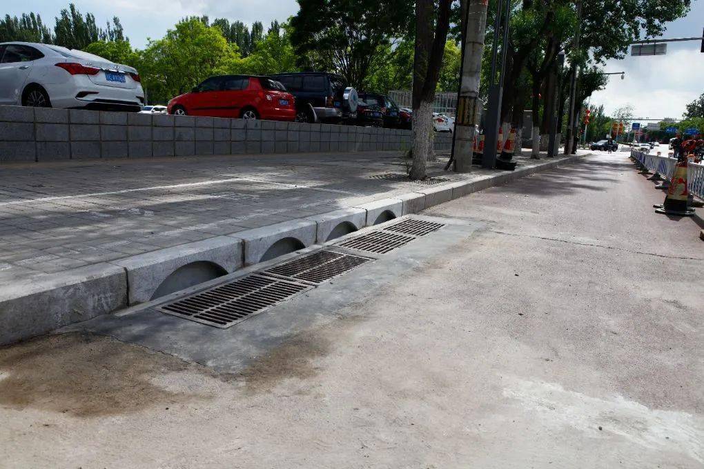 决定对城区内部符合条件的雨水口路缘石进行升级改造,将普通路缘石改
