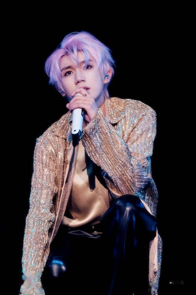 王源巡演进行中,演唱赵英俊作曲的歌,爷爷奶奶来捧场!_音乐_时候_孩子