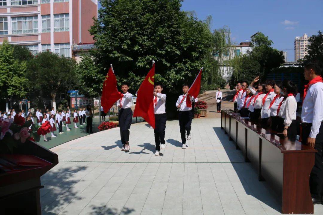 队旗飘扬跟党走 争当时代好队员丨澄江市凤山小学举行一年级少先队员
