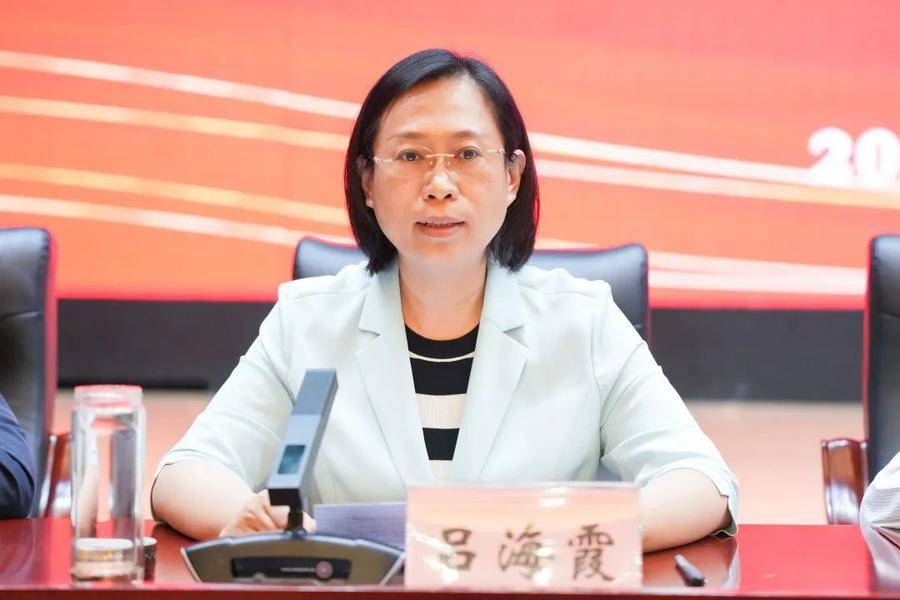 吕海霞传达上级全面从严治党会议精神申保忠主持会议,并希望各级党