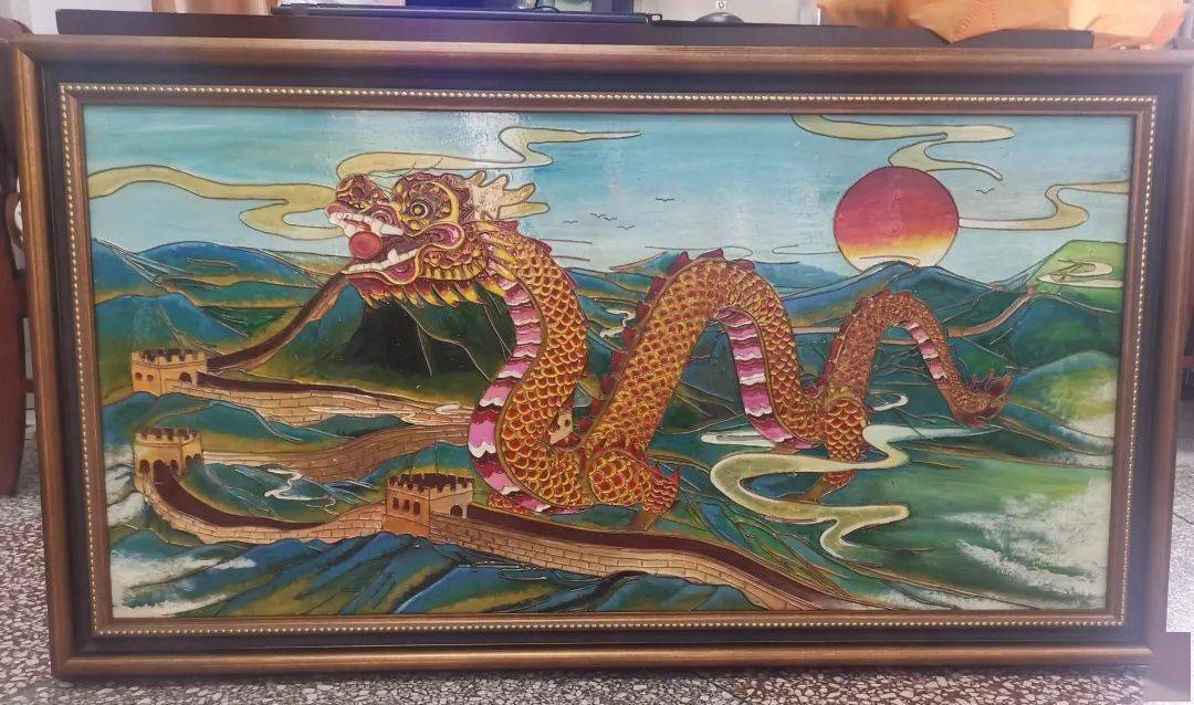 师生制作的一幅幅人物类,花鸟类,卡通类等铜丝画作品栩栩如生,学校也