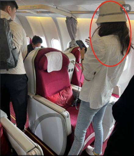 45岁章子怡近况曝光,穿近万元裤子坐廉价航空,被网友偶遇围观…_汪峰