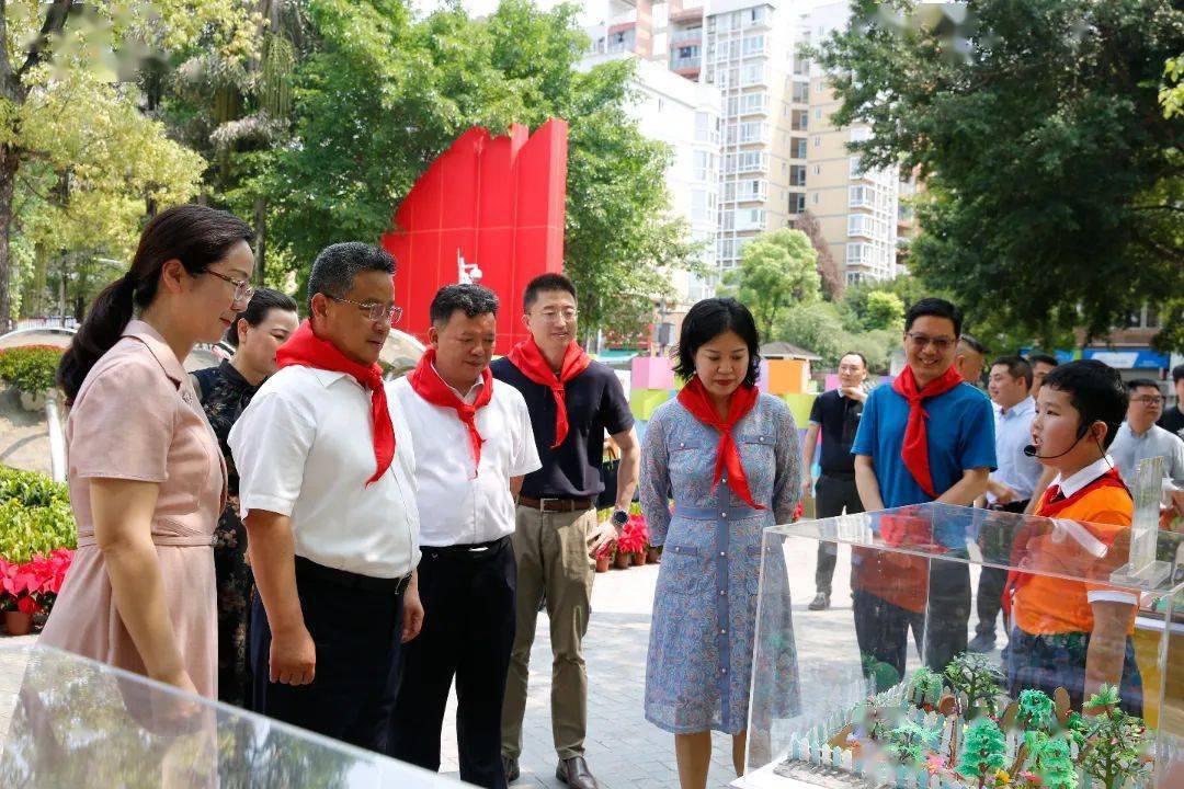 在六一国际儿童节来临之际,5月31日,区委书记王俊来到朝阳小学(南校区